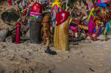Phra Nang Mağarası 'nı ziyaret eden herkese saygılı davranılmalıdır. Balıkçılar ve kayıkçılar güvenli bir yolculuk için tütsü ve çiçek şeklinde adakta bulunurlar. Daha da ilginci, penis sembolleri veya lingamlar promi 'de mi?