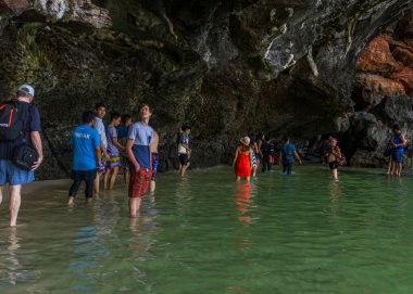 Krabi, Tayland - 29 Mart 2019 Phra Nang plaj mağarası ziyaretçileri
