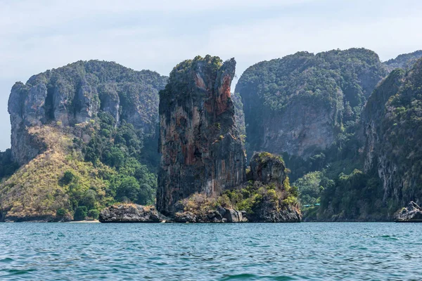 Enormes Montanhas Rochosas Verdes Ilha Pequena Praia Vista Mar Tailândia — Fotografia de Stock