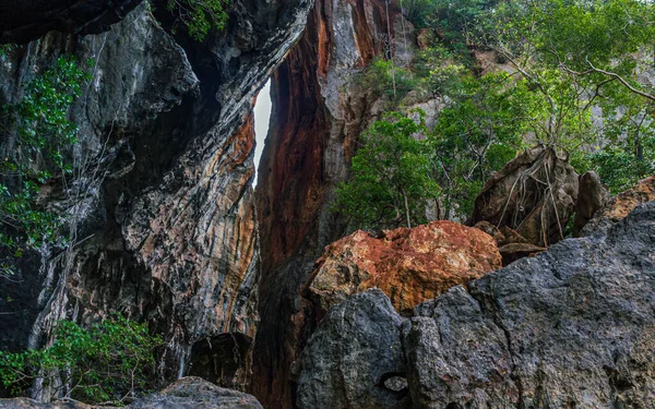Piękna Kolorowa Skalna Jaskinia Zielone Drzewa Naturalne Światło Między Kamieniami — Zdjęcie stockowe