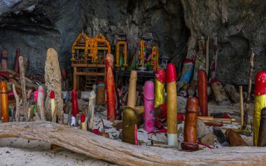 Tayland Phra Nang mağarası, bir sürü renkli adam ahşap organlar. Lingam 'lar Hindu tanrısı Shiva' nın bir sembolüdür ve doğurganlık ve erkeklik ile ilişkilendirilir, Hindu ve animist inançlar Budizm ile birleştirilmiştir..