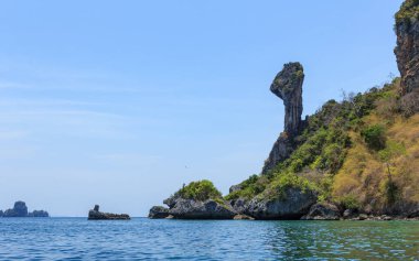 Büyük yeşil kaya dağları, Tayland 'daki teknenin manzarası.