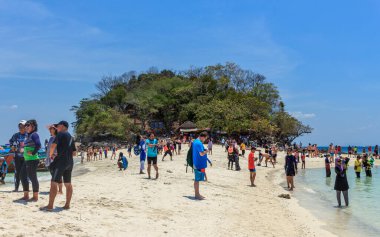 Krabi, Tayland - 29 Mart 2919: Küçük adada büyük yeşil dağ manzaralı, beyaz kumsalı keşfeden ziyaretçiler