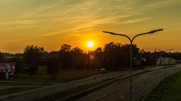 Riga, Letonya - 23 Eylül 2020 akşam üstü karayolu köprüsünde gün batımı manzarası