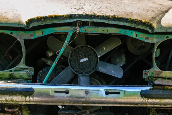Stary Retro Zielony Samochód Underconstruction Bez Światła — Zdjęcie stockowe