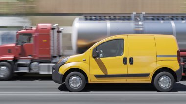 Sarı Mini Minibüs ve 3D Geniş Gün Işığı Tankeri