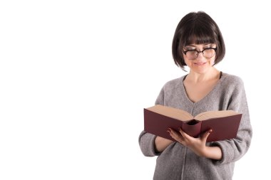 Kitap okurken dudaklarını ısıran kadın.