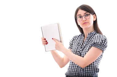 Defterin boş bir sayfasını gösteren genç bir kızın görüntüsü.