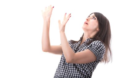 Korkmuş ve korkmuş genç bir kadın.