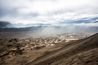 Arka planda güzel dağ manzarası