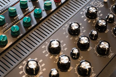 bir fabrikada elektronik devre kartı