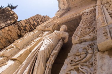 Arka planda eski güzel tapınak