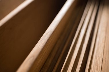 Tahta panjurları kapatın.