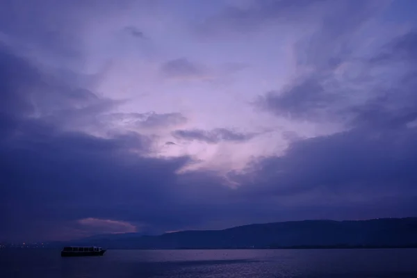 Céu Matutino Dramático Sobre Lago — Fotografia de Stock