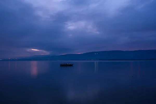 Céu Matutino Dramático Sobre Lago — Fotografia de Stock