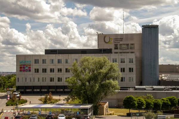 UZ cephesi, Brüksel Üniversitesi Hastanesi. UZ Hughsel yaklaşık 4 bin çalışanı olan bir akademik hastane. 721 hastane yatağıyla, UZE-Sel her yıl 30.000 'den fazla kayıt, neredeyse günlük kayıt, 360.000 dolandırıcılık anlamına geliyor.