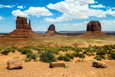 Monument Valley, Arizona ve Utah sınırında bulunan bir Amerikan doğal alanı. Bölge, Navajo ve Colorado Platosu 'nun bir parçası..