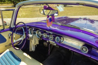 Eski mor Pontiac Havana Cuba.02 / 04 / 2018 anahtarlı gösterge paneli