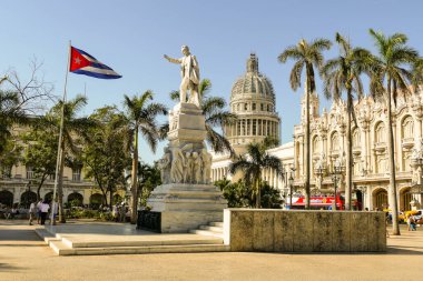 Jose Marti 'nin büyük tiyatronun önündeki heykeli. Havana. Küba. 02 / 04 / 2018