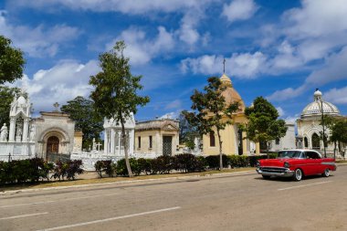 Columbus Mezarlığı Havana 'nın El Vedado bölgesinde bulunan ve 1876 yılında kurulan bir mezarlıktır. Eski kırmızı araba.