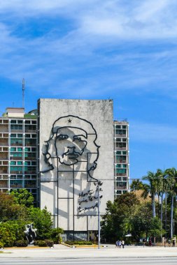 Havana 'daki cephede Che Guevara' nın yüzünü taşıyan İçişleri Bakanlığı. Che Guevara Arjantinli Marksist-Leninist ve uluslararası devrimci ve Latin Amerikalı bir politikacı.