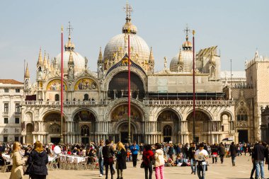 Venedik kuzey İtalya 'da bir şehirdir. Köprülerle birbirine bağlı küçük adalardan oluşur. Unesco dünya mirasının bir parçası..