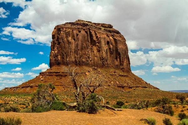 Anıt Vadisi 'nde taş. Monument Valley, Arizona ve Utah sınırında bulunan bir Amerikan doğal alanı. Bölge, Navajo ve Colorado Platosu 'nun bir parçası..