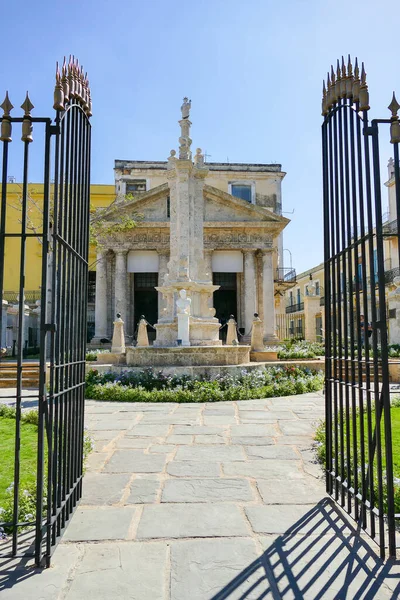 Wejście Małej Neoklasycznej Świątyni Hawanie — Zdjęcie stockowe