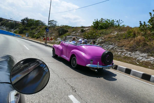 Kuba Régi Rózsaszín Autó Úton Fénykép Egy Autóból — Stock Fotó