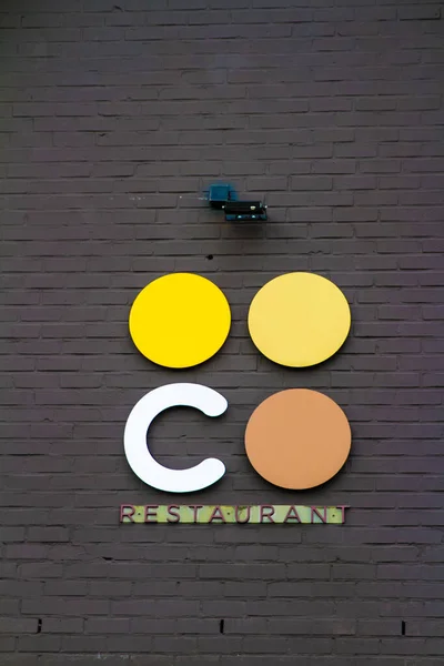 Logo. Colmar, Belçika 'da Fransa' da Timsah olarak bilinen yedi restoran zinciri. Bu bir aile şirketi. Bu self servis..
