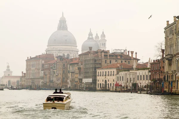Venedik kuzey İtalya 'da bir şehirdir. Köprülerle birbirine bağlı küçük adalardan oluşur. Bu Unesco dünya mirasının bir parçası. Venedik 'i geçen ana deniz atardamarı Büyük Kanal' dır..