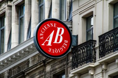 Anspach Bulvarı, Brüksel 'in merkezinde yer alan Ancienne Belgique konser salonunun logosu, iki konser salonundan (ana salon ve Le Club) oluşur. Çeşitli müzik gruplarını karşılıyor..