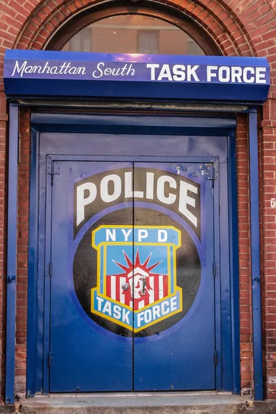 Polis rozeti polis karakolunun kapısında. New York. Birleşik Devletler. 12 / 04 / 2014