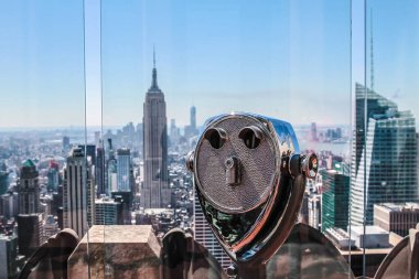 Bakış açısı teleskopu veya Rockfeller Binası 'ndan dürbün. New York City Amerika Birleşik Devletleri 10 / 04 / 2014