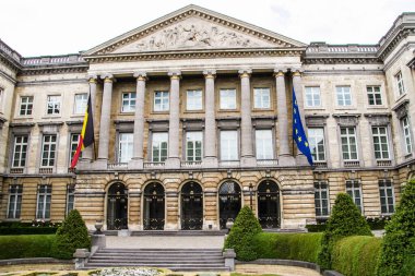 Brüksel 'deki Ulusun Sarayı, Rue de la Lo.The Palace of the Nation, Belçika Federal Parlamentosu' na ev sahipliği yapan, Parc de Bruxelles 'in karşısındaki Neo-klasik bir binadır.