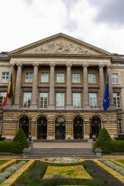 Brüksel 'deki Ulusun Sarayı, Rue de la Lo.The Palace of the Nation, Belçika Federal Parlamentosu' na ev sahipliği yapan, Parc de Bruxelles 'in karşısındaki Neo-klasik bir binadır.