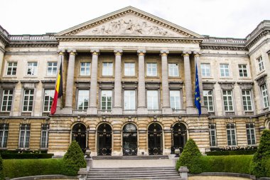 Brüksel 'deki Ulusun Sarayı, Rue de la Lo.The Palace of the Nation, Belçika Federal Parlamentosu' na ev sahipliği yapan, Parc de Bruxelles 'in karşısındaki Neo-klasik bir binadır.
