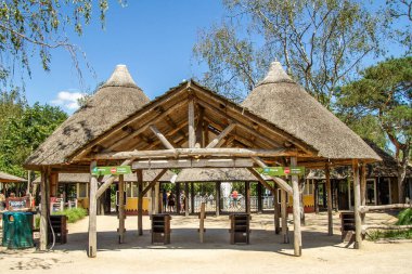 Safaripark Beekse Bergen, Benelux 'daki en büyük hayvan hayvanat bahçesidir ve 150' den fazla türden yaklaşık 1.250 hayvana ev sahipliği yapar. Hollanda 'nın güneyindeki Tilburg ve Hilvarenbeek şehirleri arasında yer almaktadır..