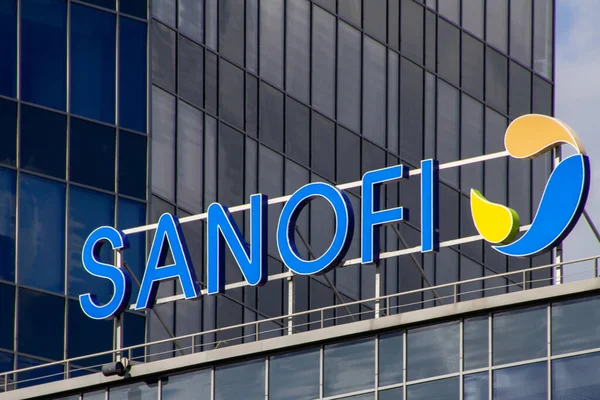 Логотип Sanofi Здании Варшаве Польше Sanofi Французская Транснациональная Компания Деятельность — стоковое фото