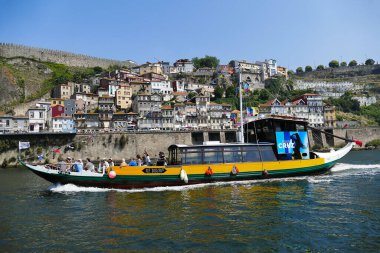 Portekiz 'in Porto kentindeki Douro Nehri' nde turistler için seyahat gemileri. Douro İspanya 'da kaynağı olan bir nehirdir, İspanya ve Portekiz arasındaki sınırı işaretler.