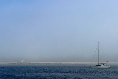 Portekiz, Viana do Castelo 'daki Lima nehrinin önünden geçen bir yelkenli. Adada sadece bir ev var..