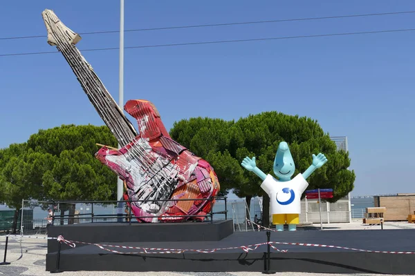 Gil, Expo 98 'in maskotu ve Lizbon, Portekiz' de elektro gitar. Gil, 1998 sergisi maskotu, denizi ve güneşi sembolize ediyor ve Gil ismini Portekizli yol gösterici Gil Eane 'den alıyor. Heykel Tagus' un önünde bulunabilir.