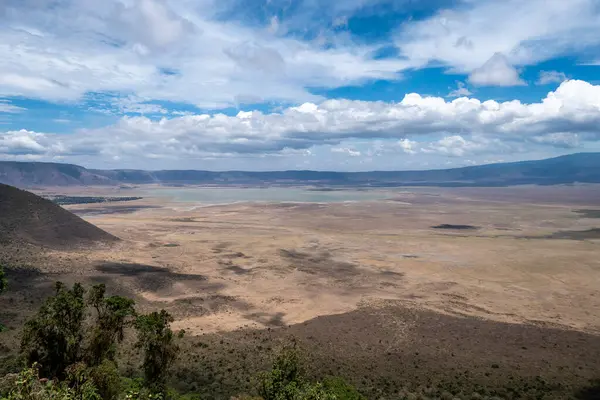 Ngorongoro, Tanzanya, 25 Ekim 2023. Kraterin iç kısmının havadan görüntüsü