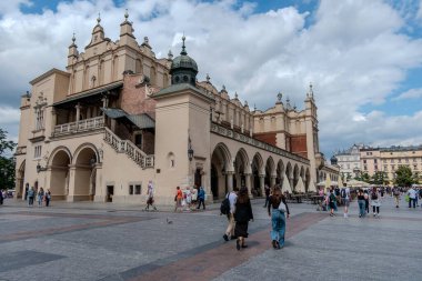 Krakow, Polonya, 4 Ağustos 2025. Ana Pazar Meydanı 'ndaki Kumaş Salonu.