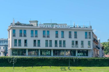 Krakow, Polonya, 5 Ağustos 2025. Vistula Nehri 'nden Poleski Otel manzarası.