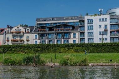 Krakow, Polonya, 5 Ağustos 2025. Vistula Nehri 'nden Niebieski Sanat Oteli manzarası