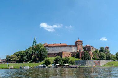 Krakow, Polonya, 5 Ağustos 2025. Vistula Nehri 'nden Wawel Kraliyet Kalesi manzarası