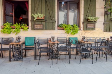 Krakow, Polonya, 7 Ağustos 2025. Krakow 'un Yahudi Mahallesi, dikiş makineli kafe restoranı.