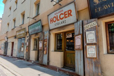 Krakow, Polonya, 7 Ağustos 2025. Krakow 'un Yahudi Mahallesi, dükkanlarıyla birlikte kaldırımlı caddelerin vitrinleri.