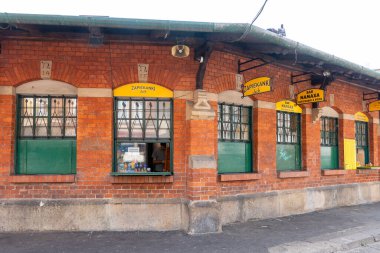 Krakow, Polonya, 7 Ağustos 2025. Krakow 'daki Yahudi Mahallesi, Kazimierz, aşçılık spesiyalleri, simitler, ravioli...